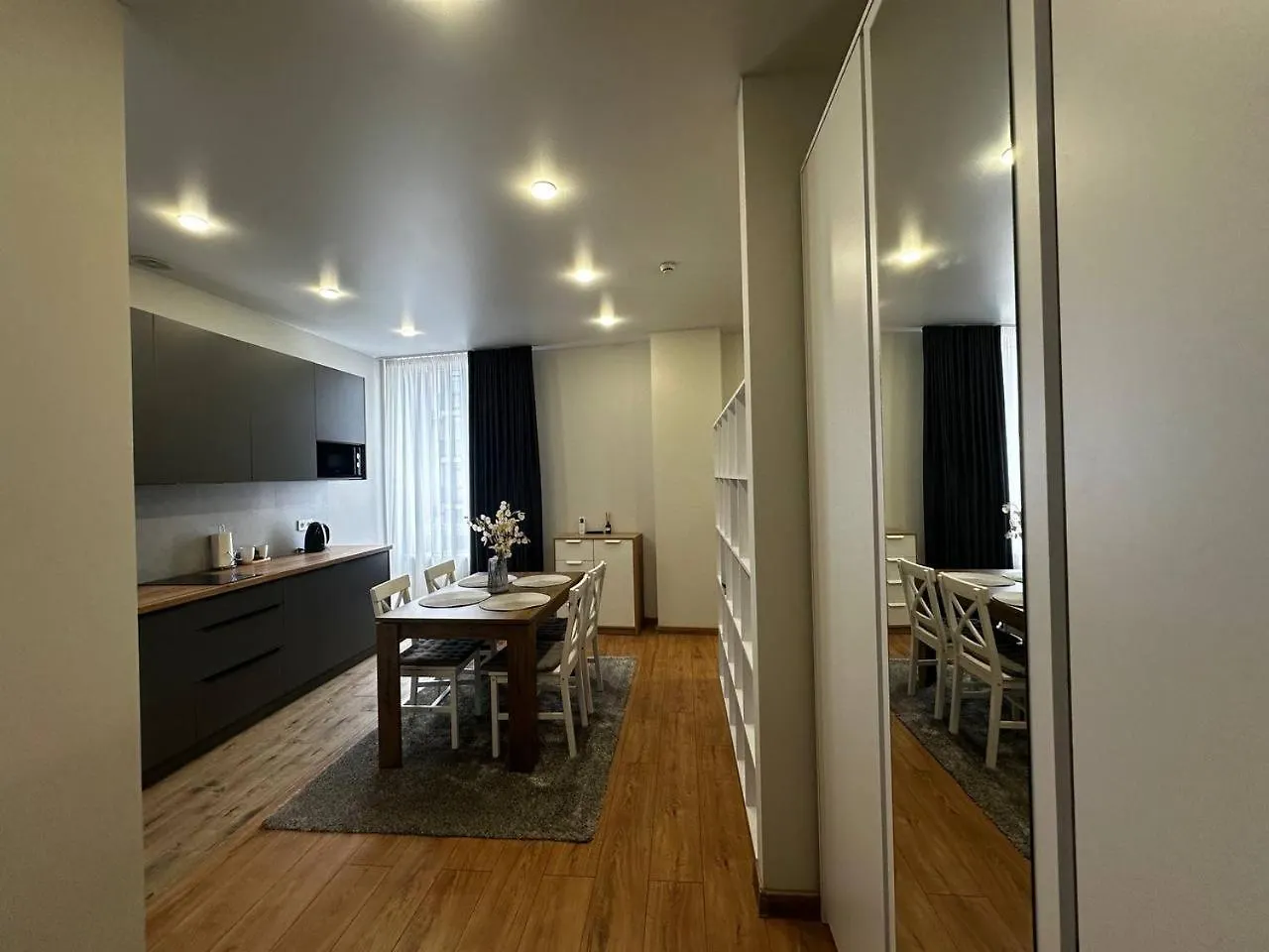 Smart House Apartments Leopoli 0*,