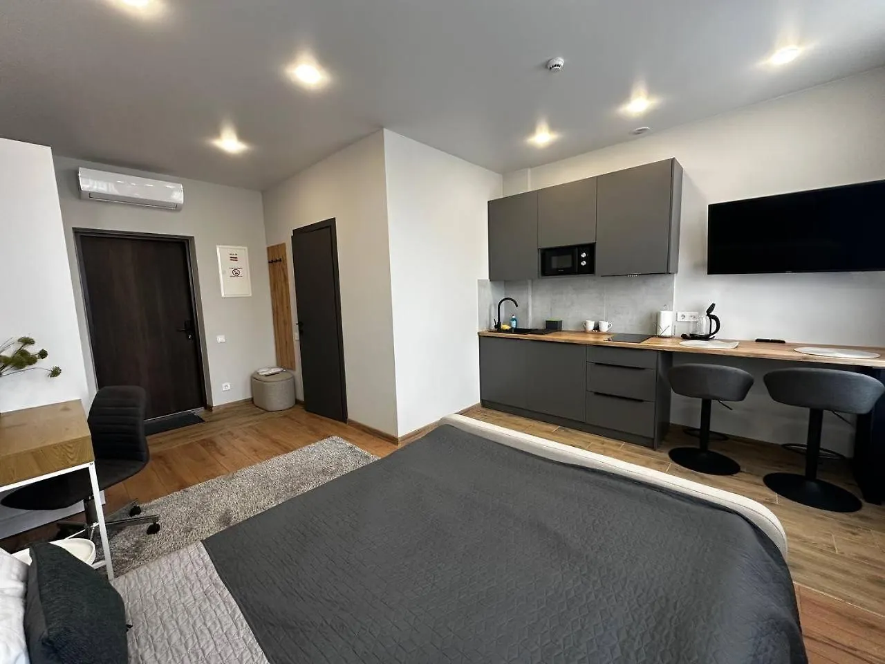 Smart House Apartments Leopoli 0*,